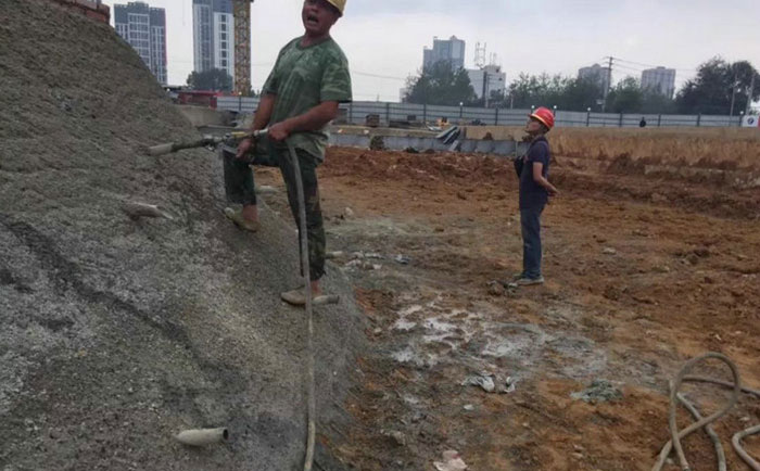 邊坡防滲注漿，可灌注環氧樹脂、聚脲樹脂、丙烯酸鹽等化學灌漿堵漏材料